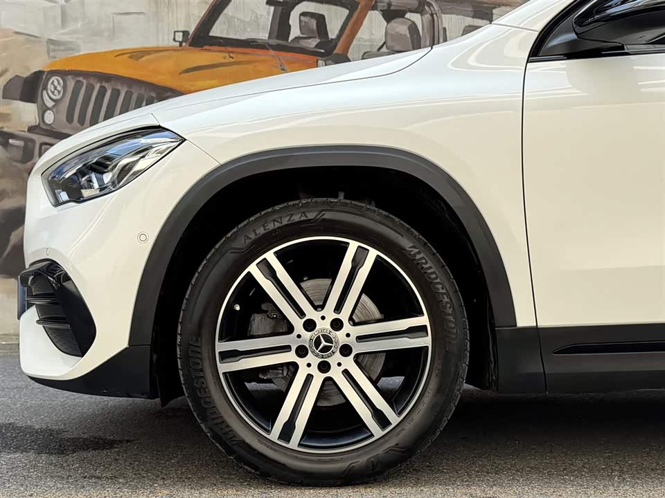 Mercedes-Benz GLA Mercedes-Benz GLA