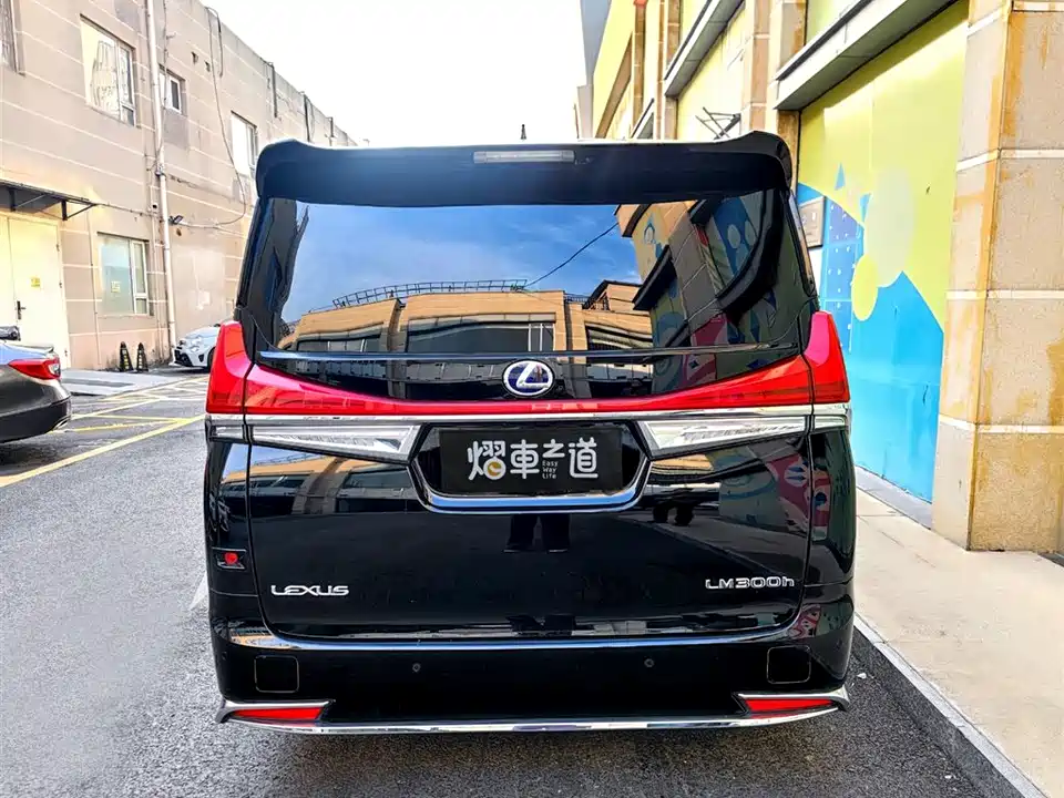 Lexus LM