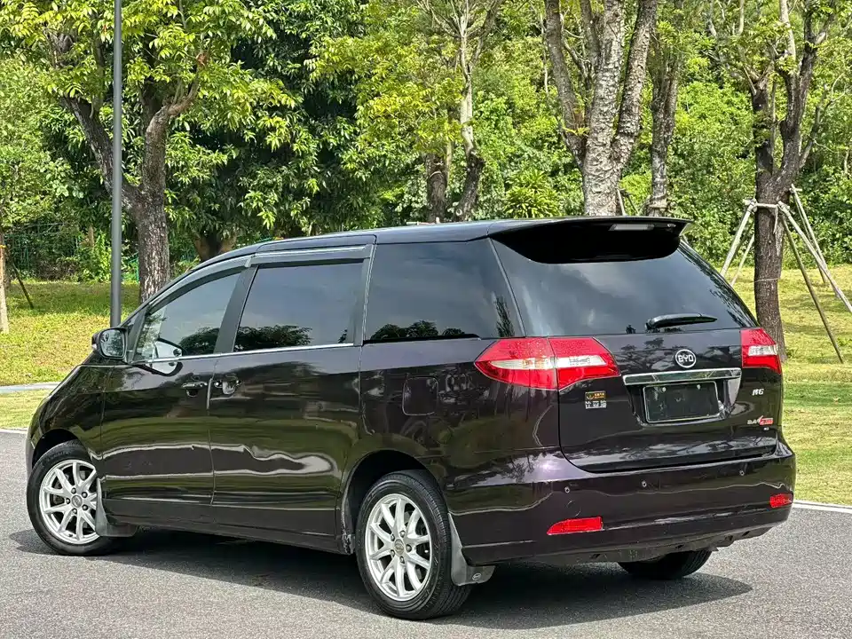BYD M6