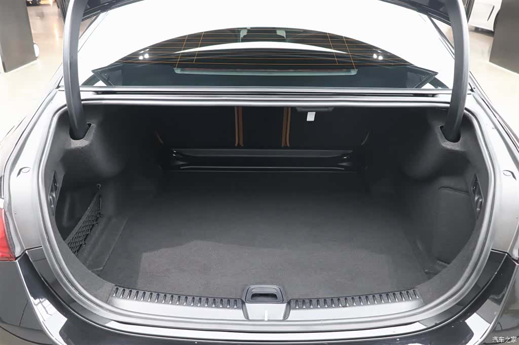 Mercedes-Benz E-Class, 2024 31