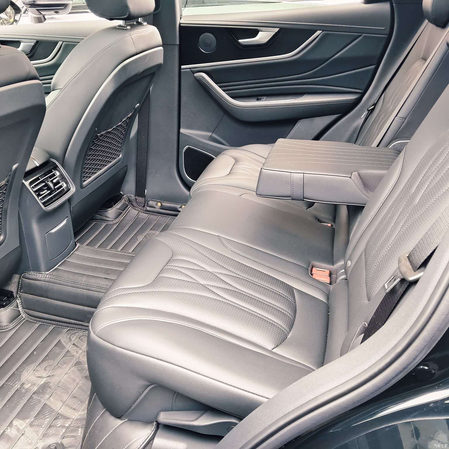 Hongqi HS5, 2025 11
