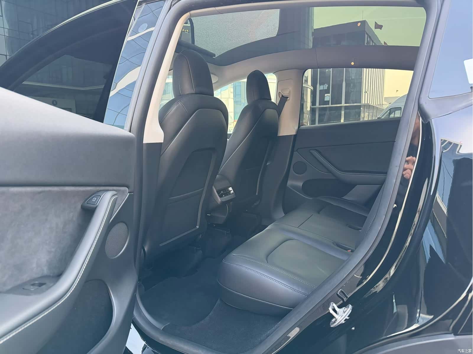 Tesla Model Y, 2021 все фото