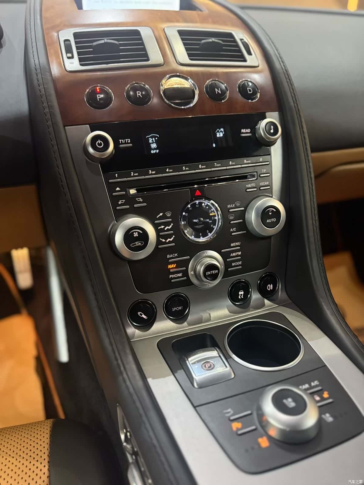Aston Martin Vantage, 2011 4