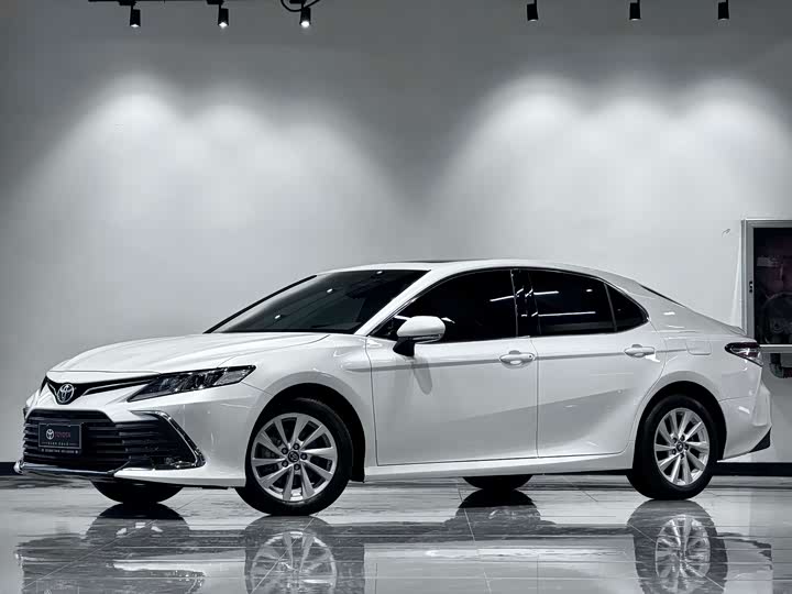 Toyota Camry 2022 — фото 1