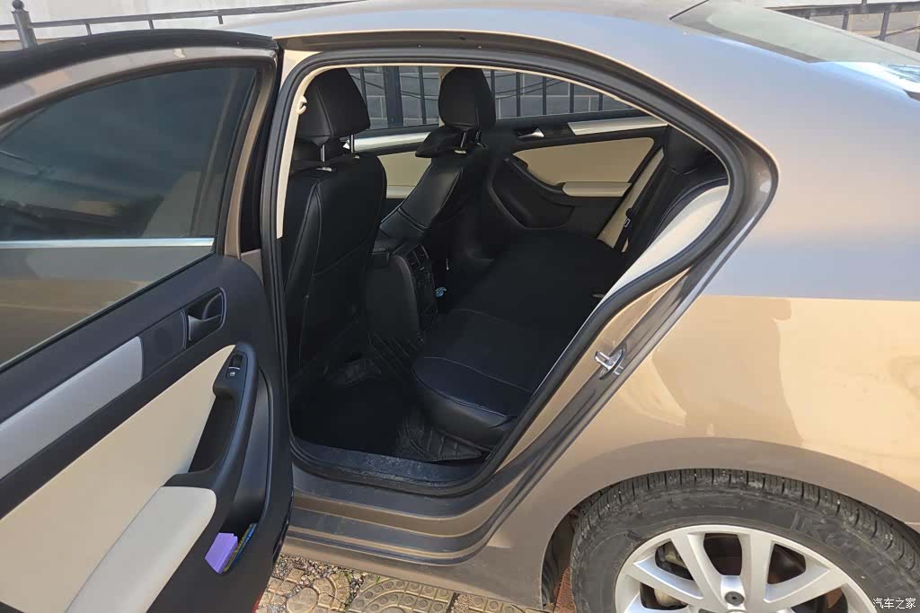 Volkswagen Sagitar, 2012 11
