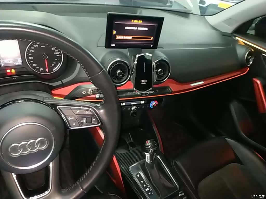 Audi Q2L, 2019 13