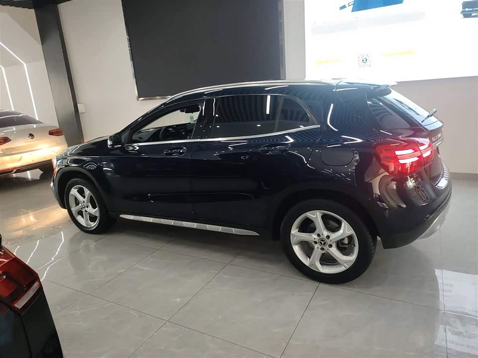 Mercedes-Benz GLA Mercedes-Benz GLA