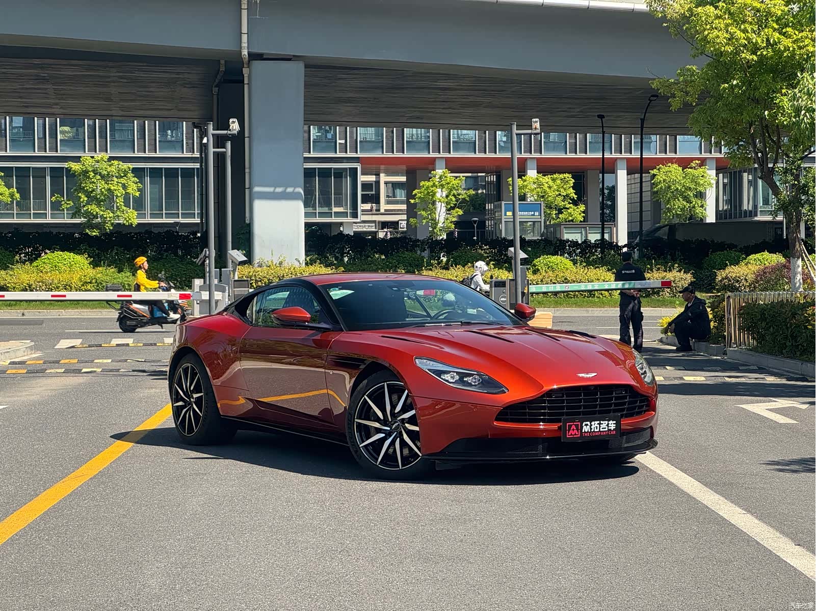 Aston Martin DB11, 2017 3