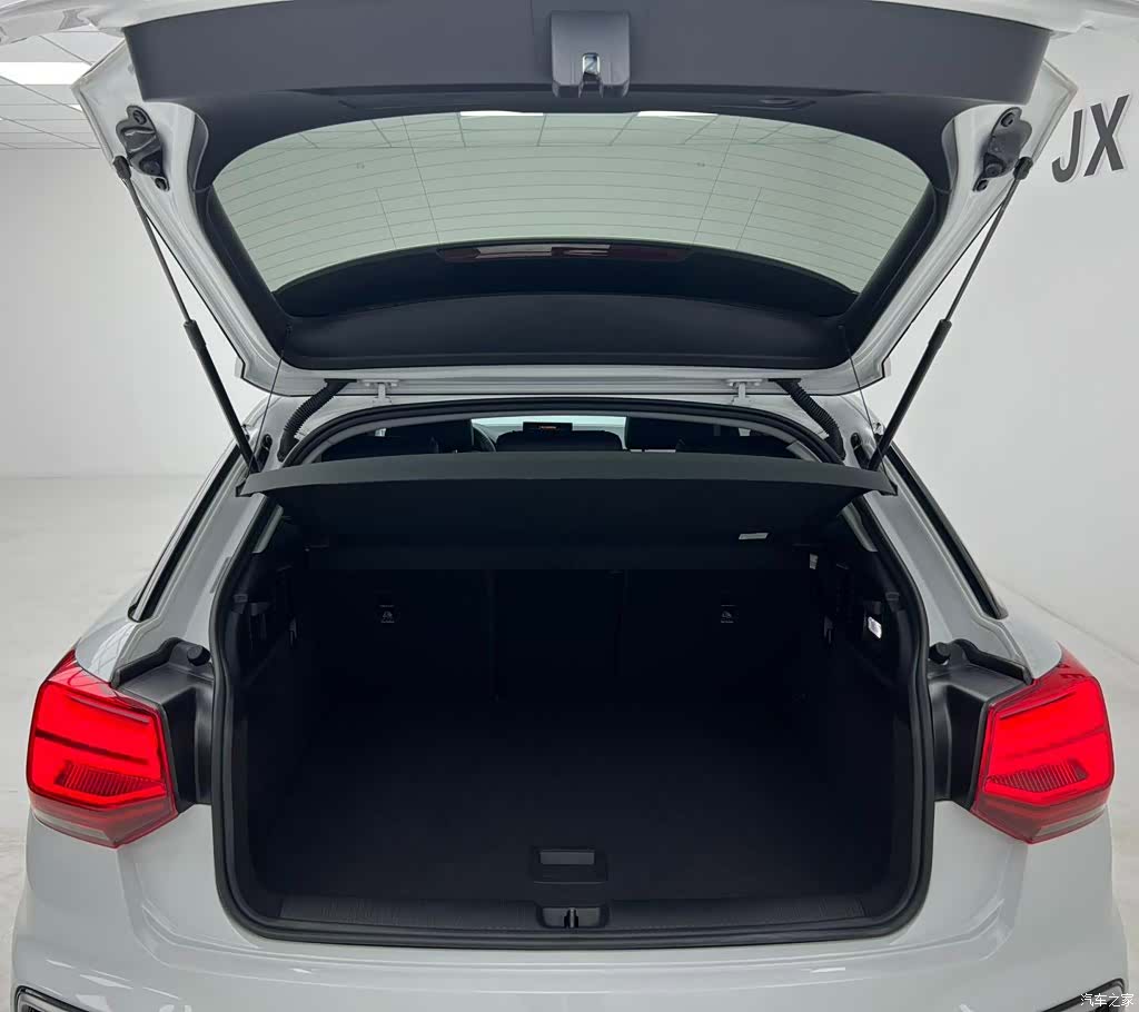 Audi Q2L, 2022 13