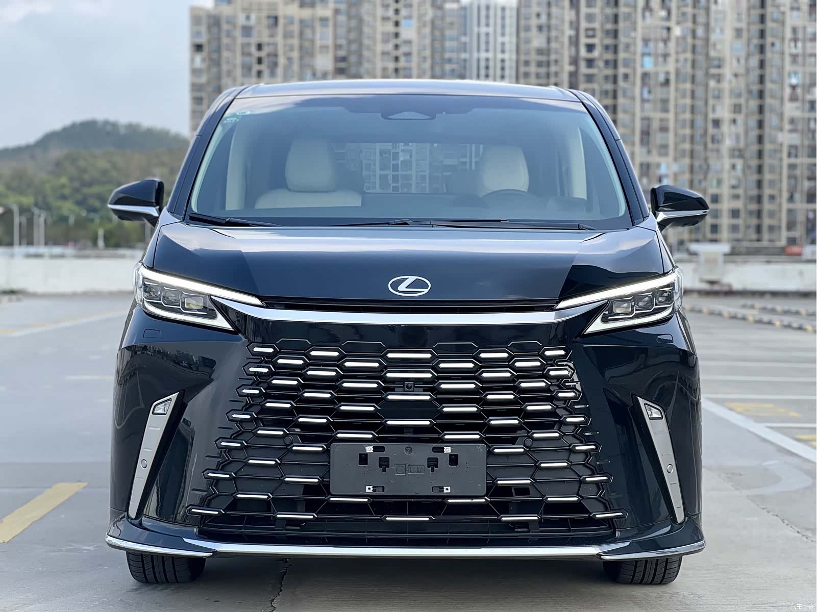 Lexus LM, 2025 2