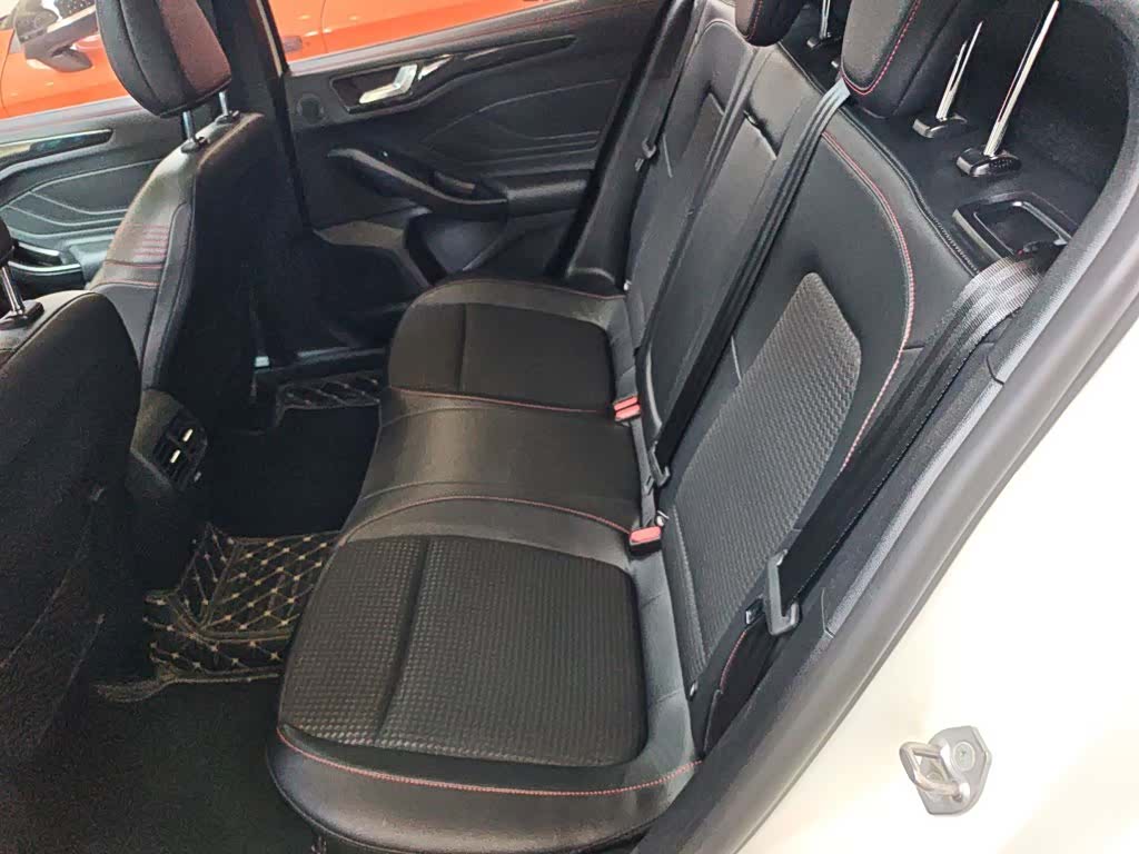 Ford Focus, 2022 13