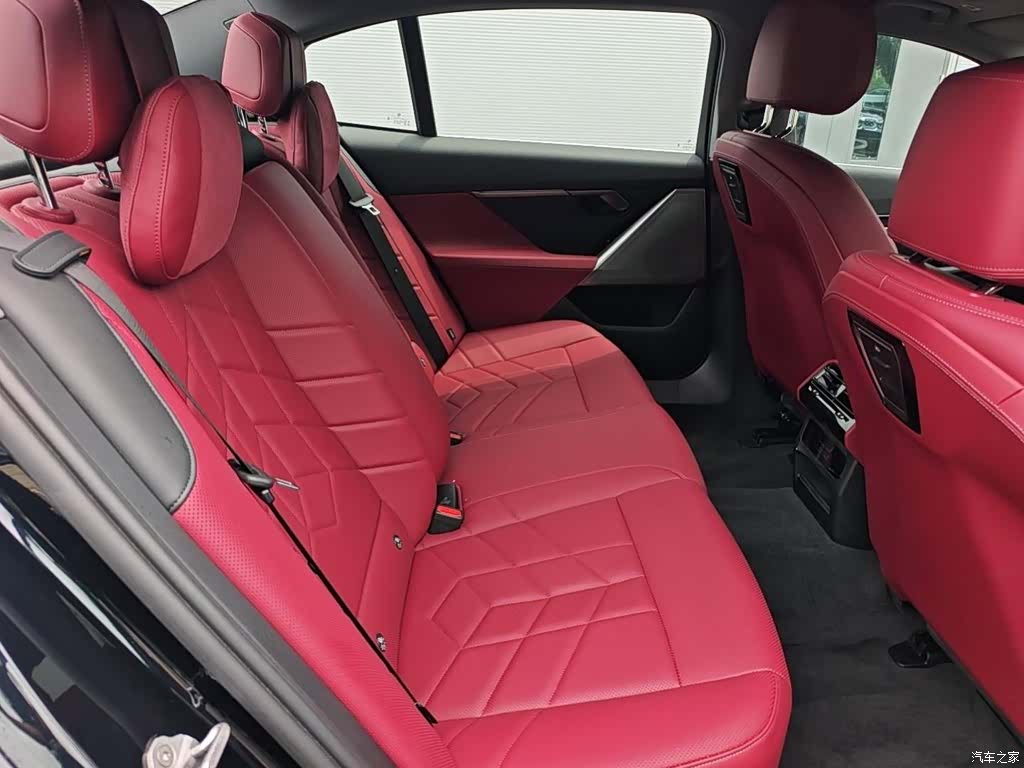 BMW i5, 2025 13