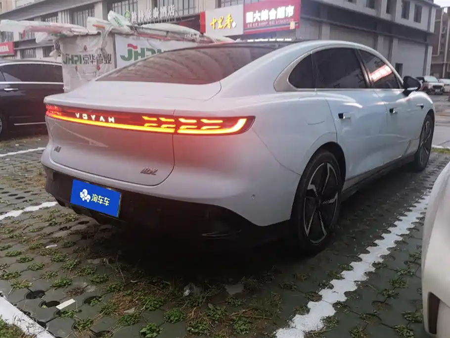 VOYAH Lantu chasing light