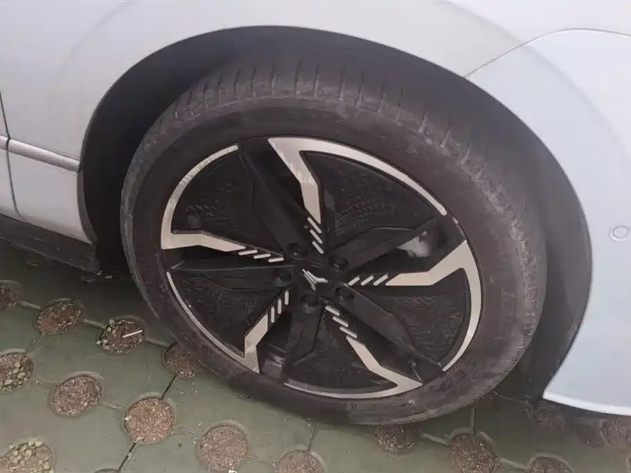 VOYAH Lantu chasing light