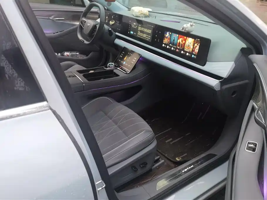 VOYAH Lantu chasing light