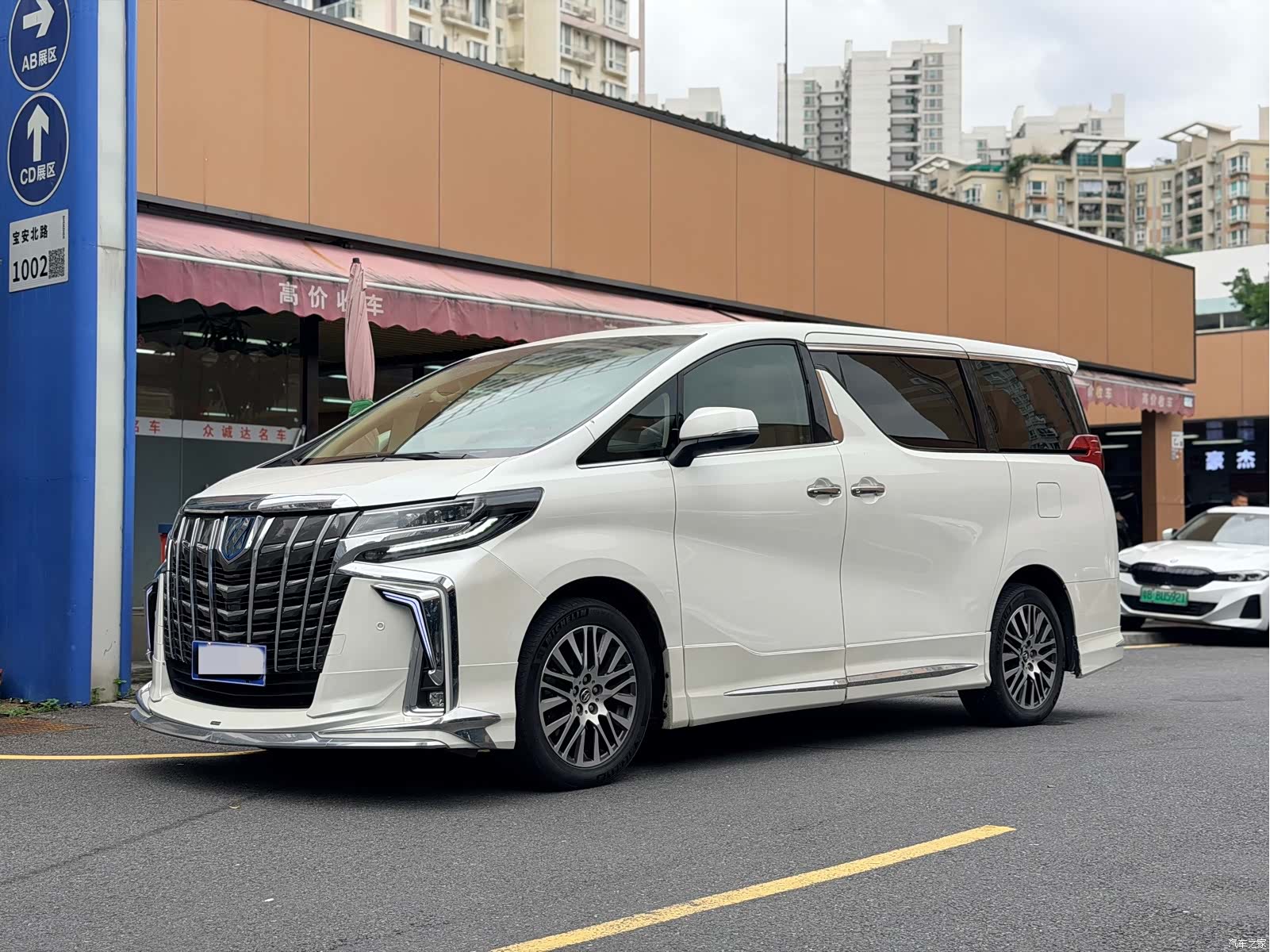 Toyota Alphard, 2017 1