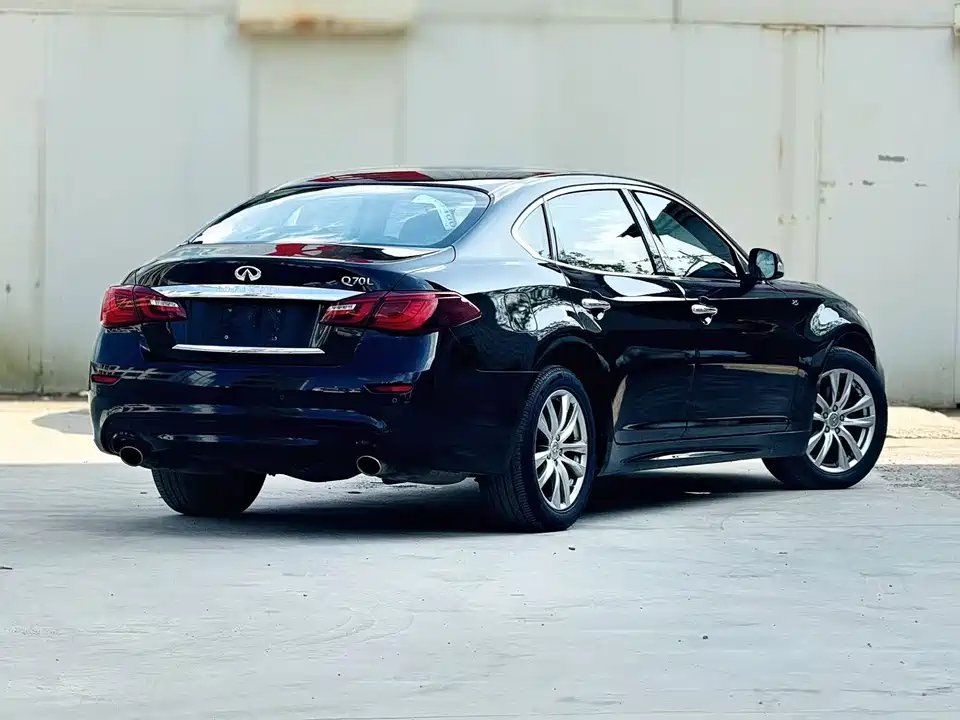 Infiniti Q70