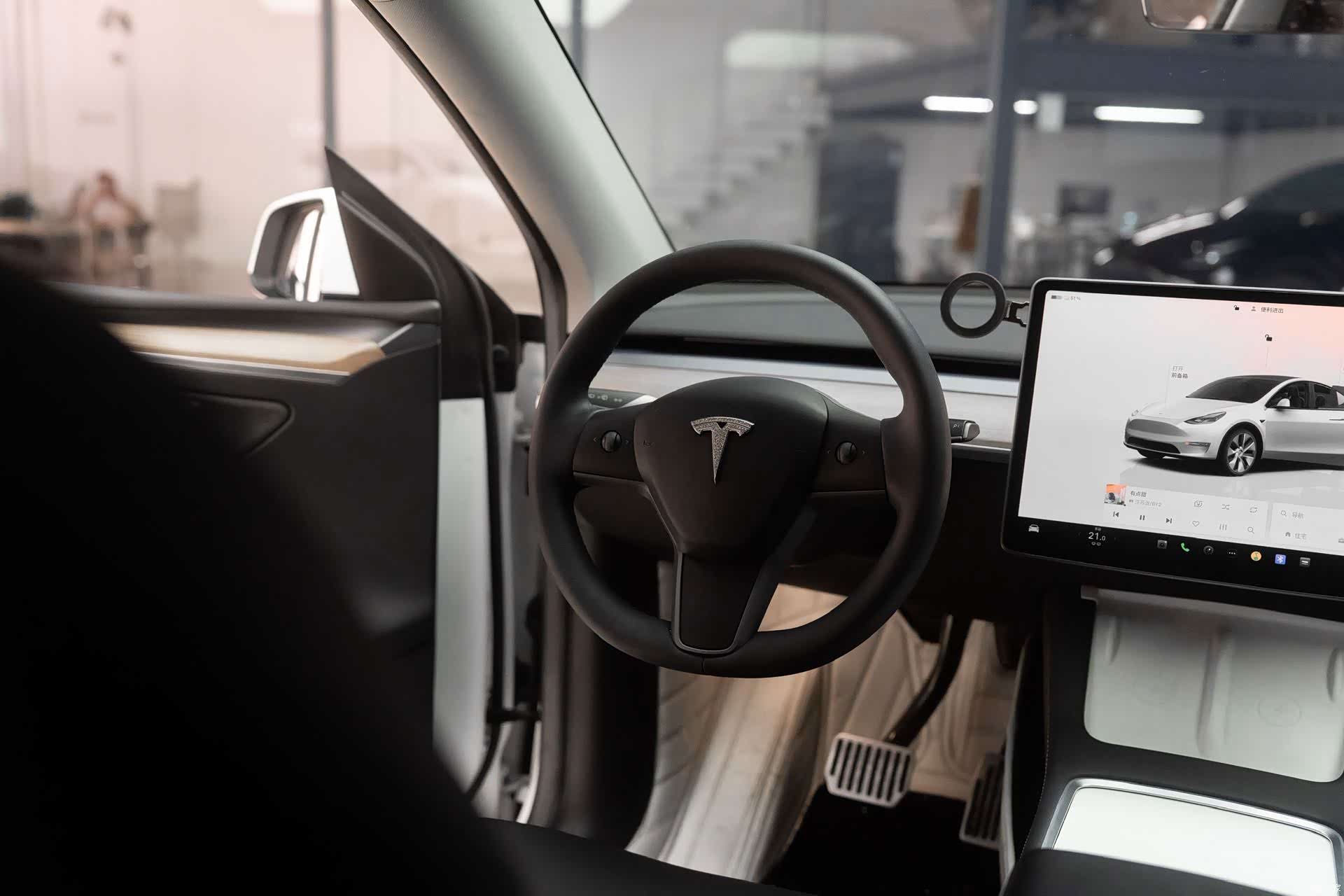 Tesla Model Y, 2023 17