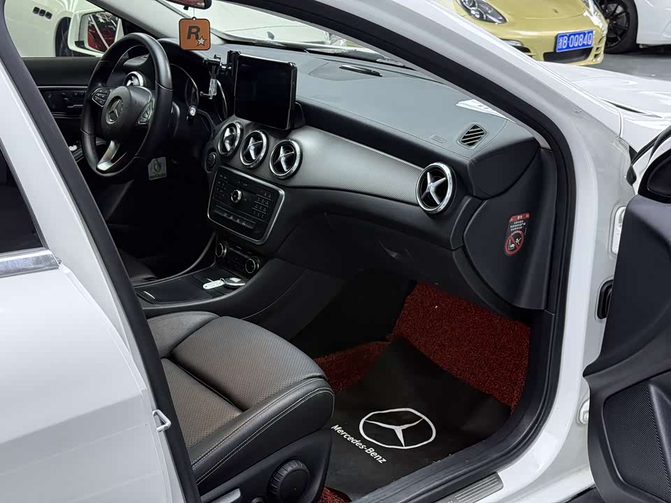 Mercedes-Benz GLA Mercedes-Benz GLA