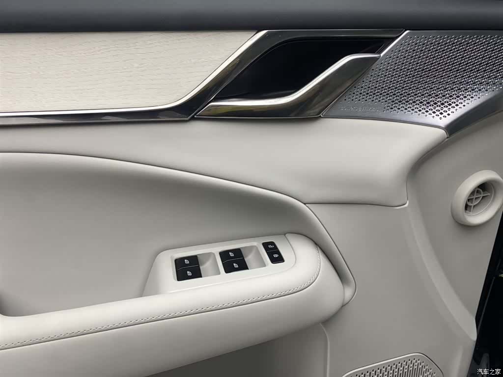 Volvo EM90, 2026 25