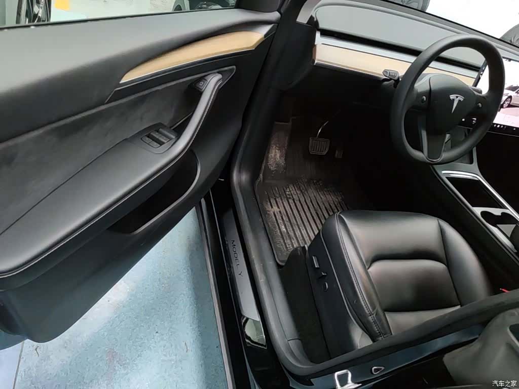 Tesla Model Y, 2023 16