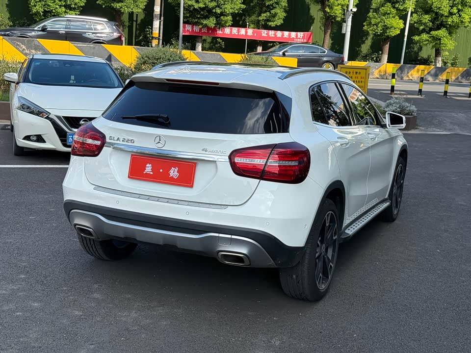 Mercedes-Benz GLA Mercedes-Benz GLA