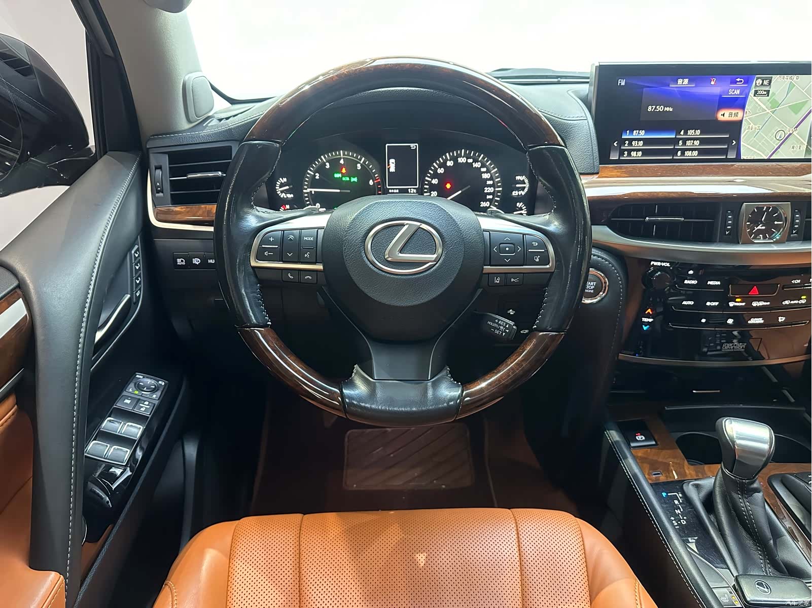 Lexus LX, 2016 8