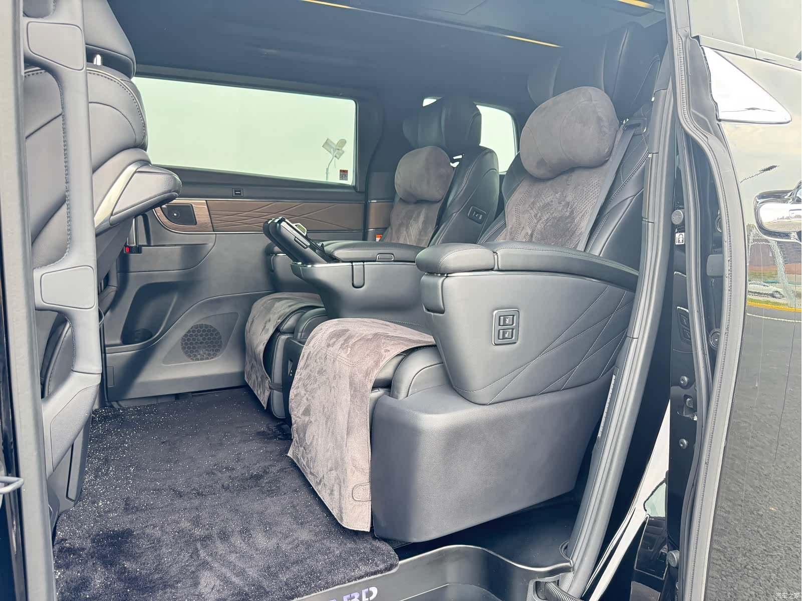 Toyota Alphard, 2024 15