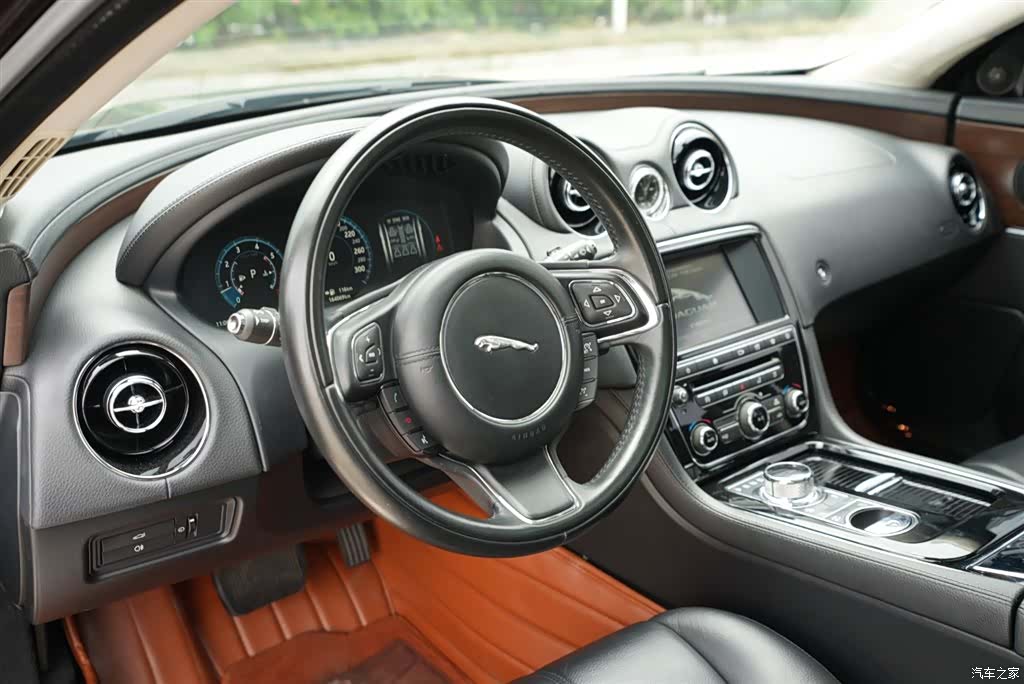 Jaguar XJ, 2017 4