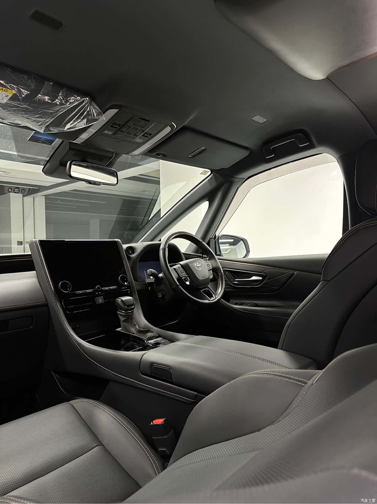 Toyota Alphard, 2025 4