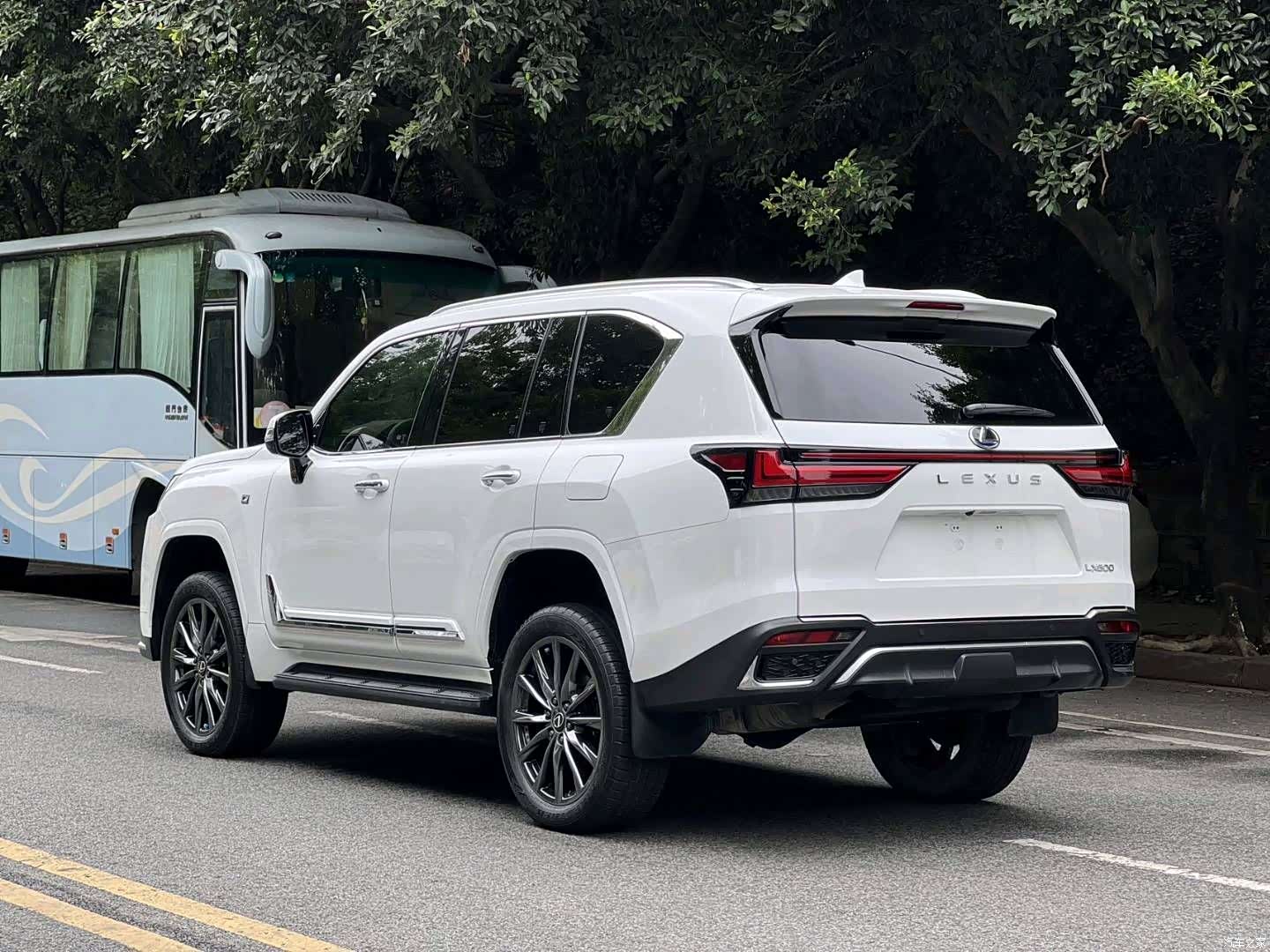 Lexus LX, 2025 3
