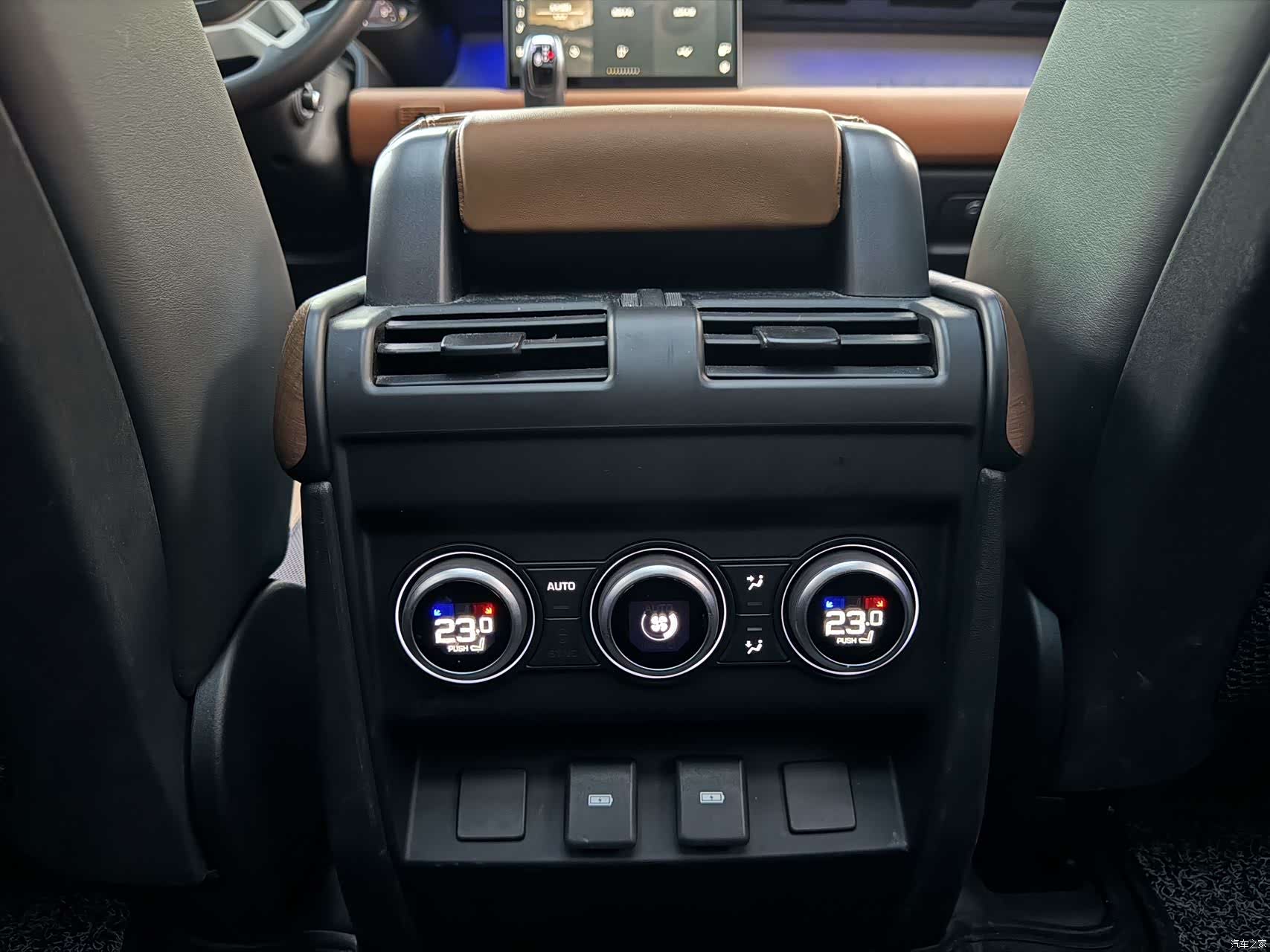 Land Rover Defender, 2023 12
