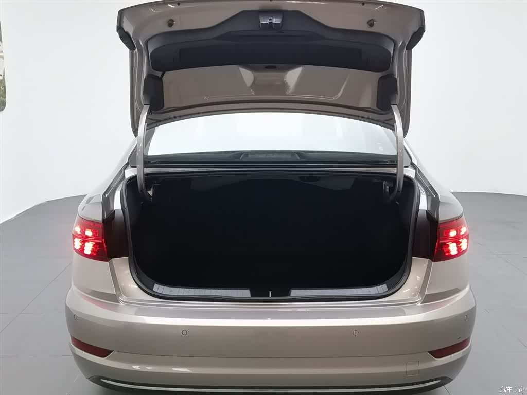 Volkswagen Sagitar, 2020 16
