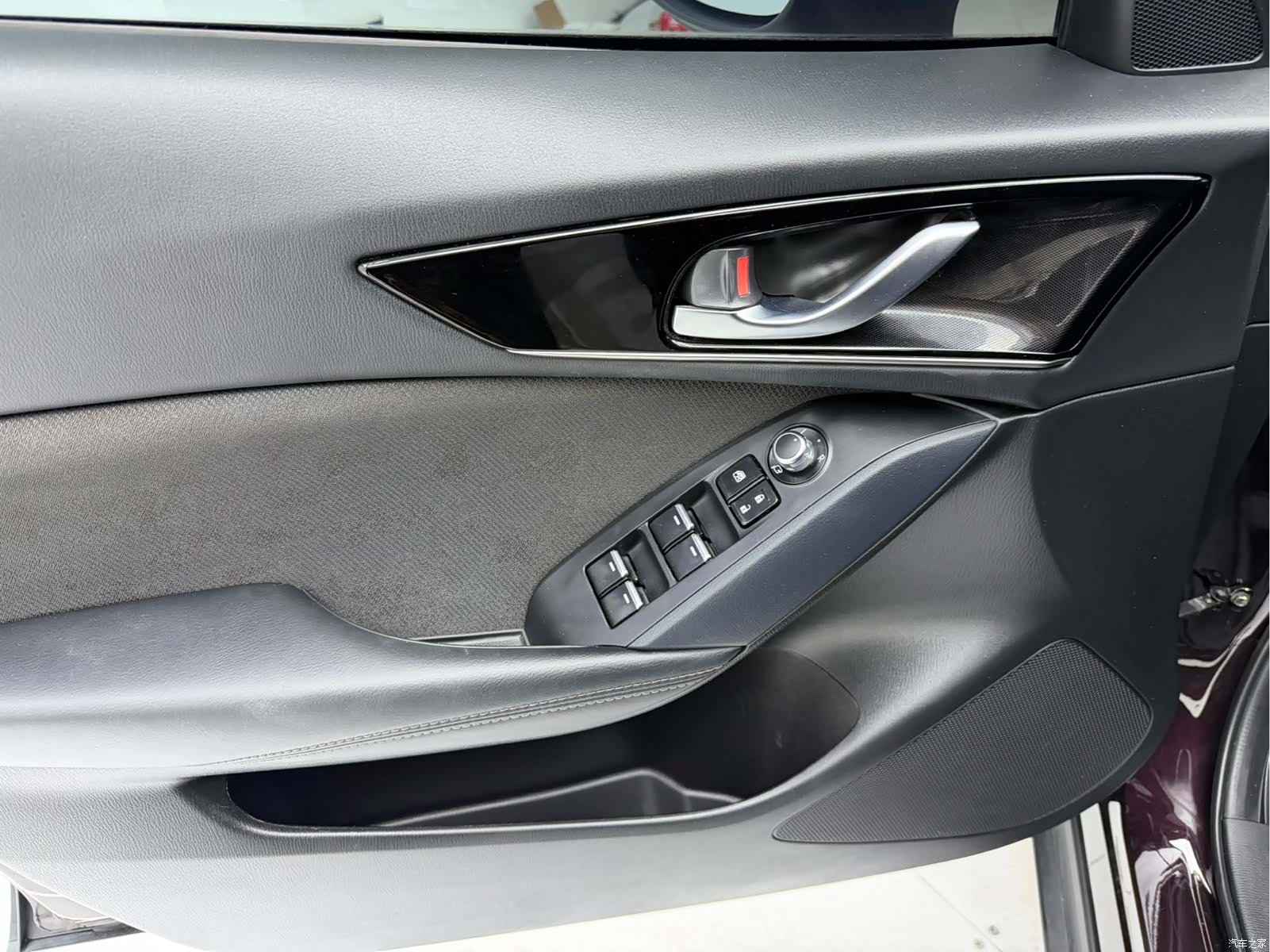 Mazda CX-4, 2023 11