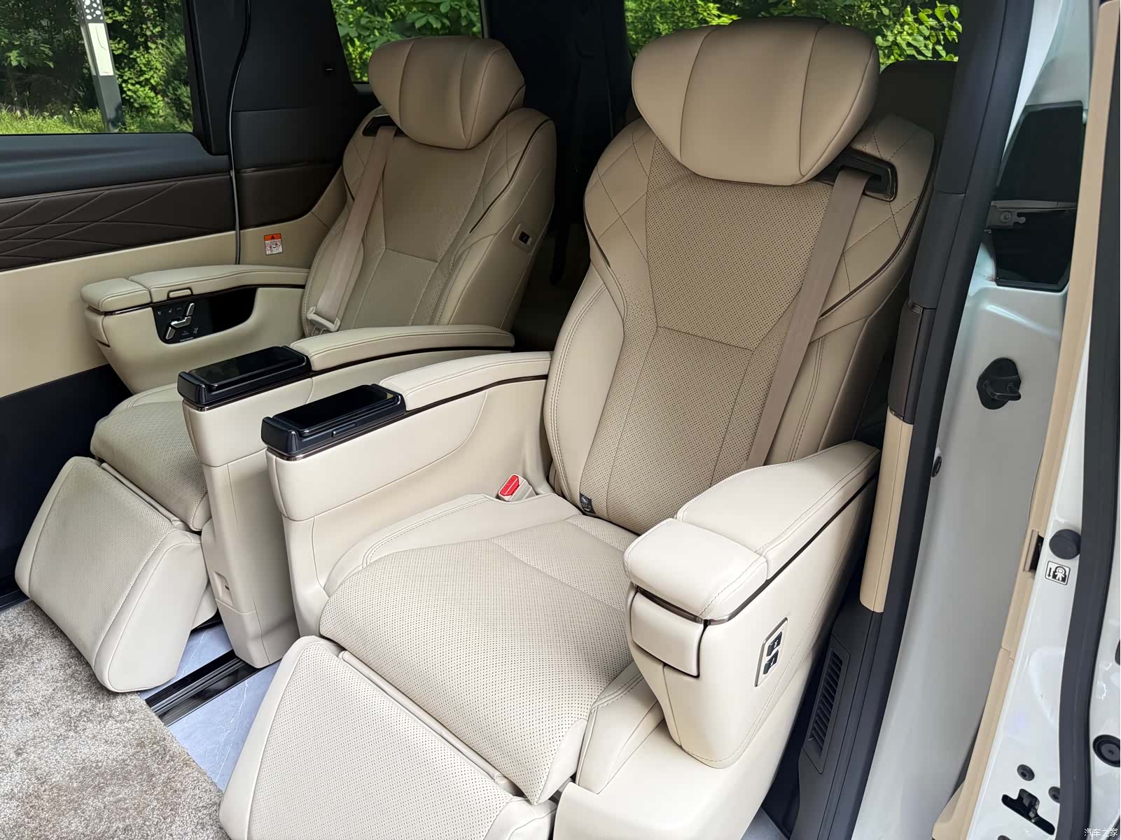 Toyota Vellfire, 2025 10