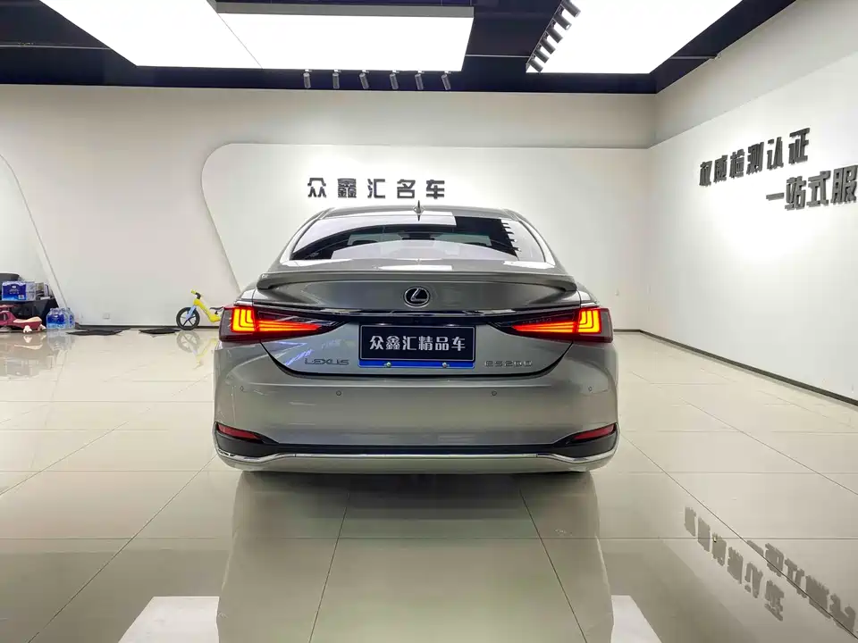 Lexus ES