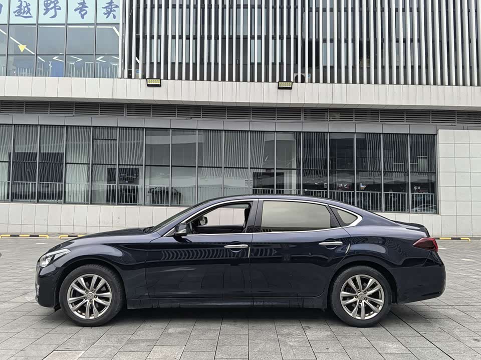Infiniti Q70