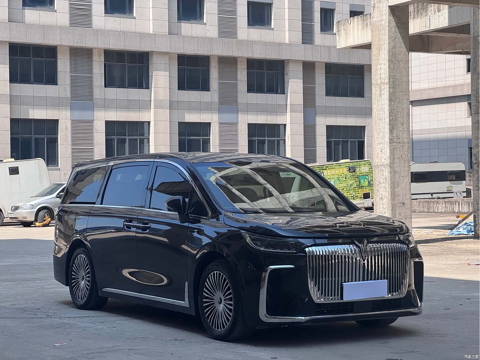 Voyah Dreamer, 2025 3