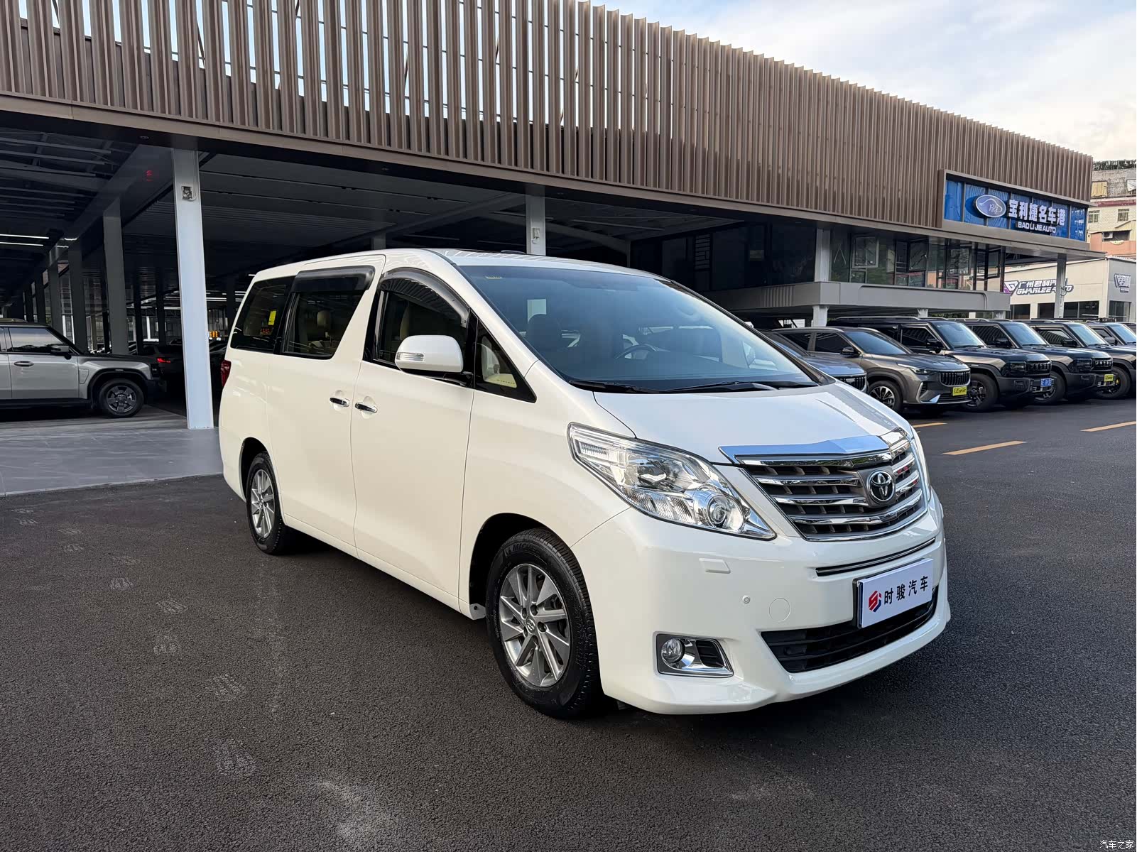 Toyota Alphard, 2014 3