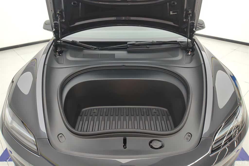 Tesla Model 3, 2025 10