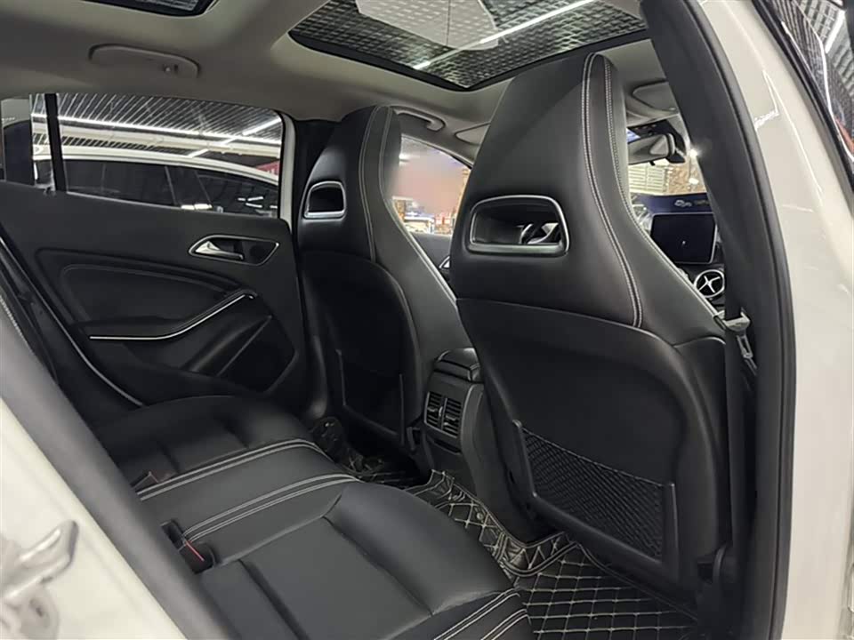 Mercedes-Benz GLA Mercedes-Benz GLA