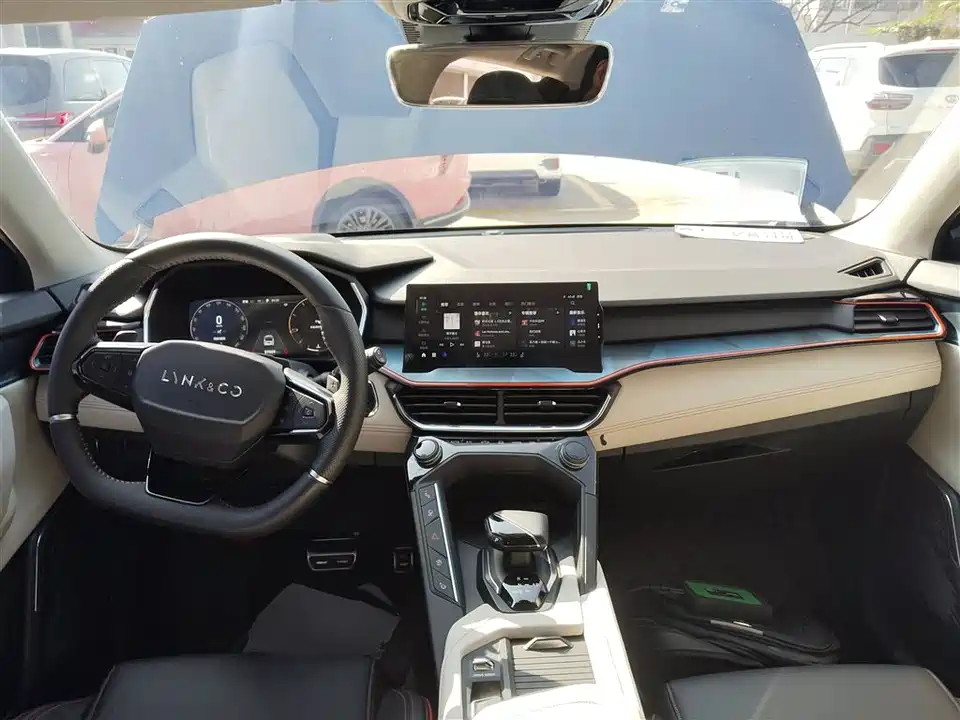 Lynk & Co 06