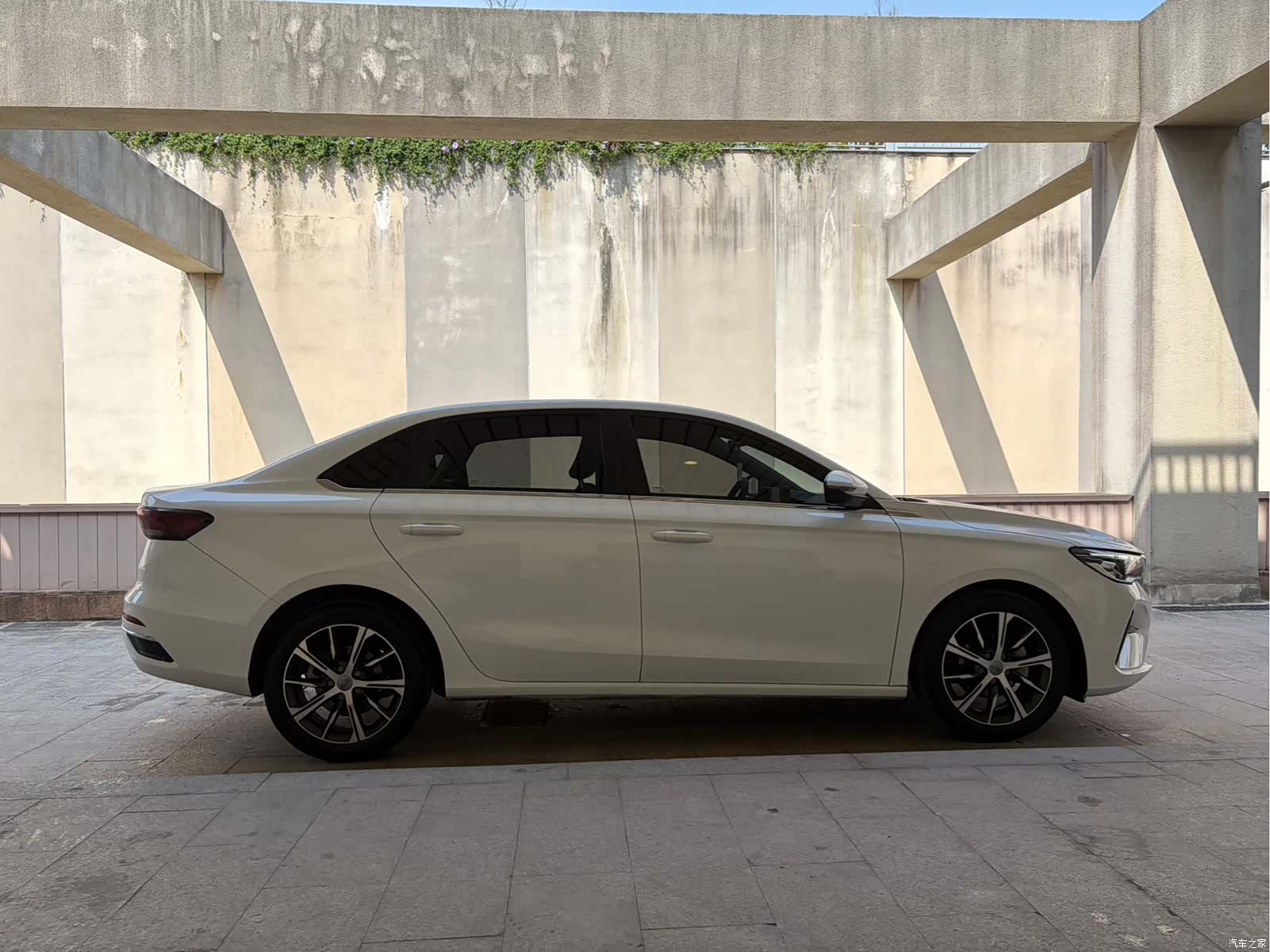 Geely Emgrand, 2022 13
