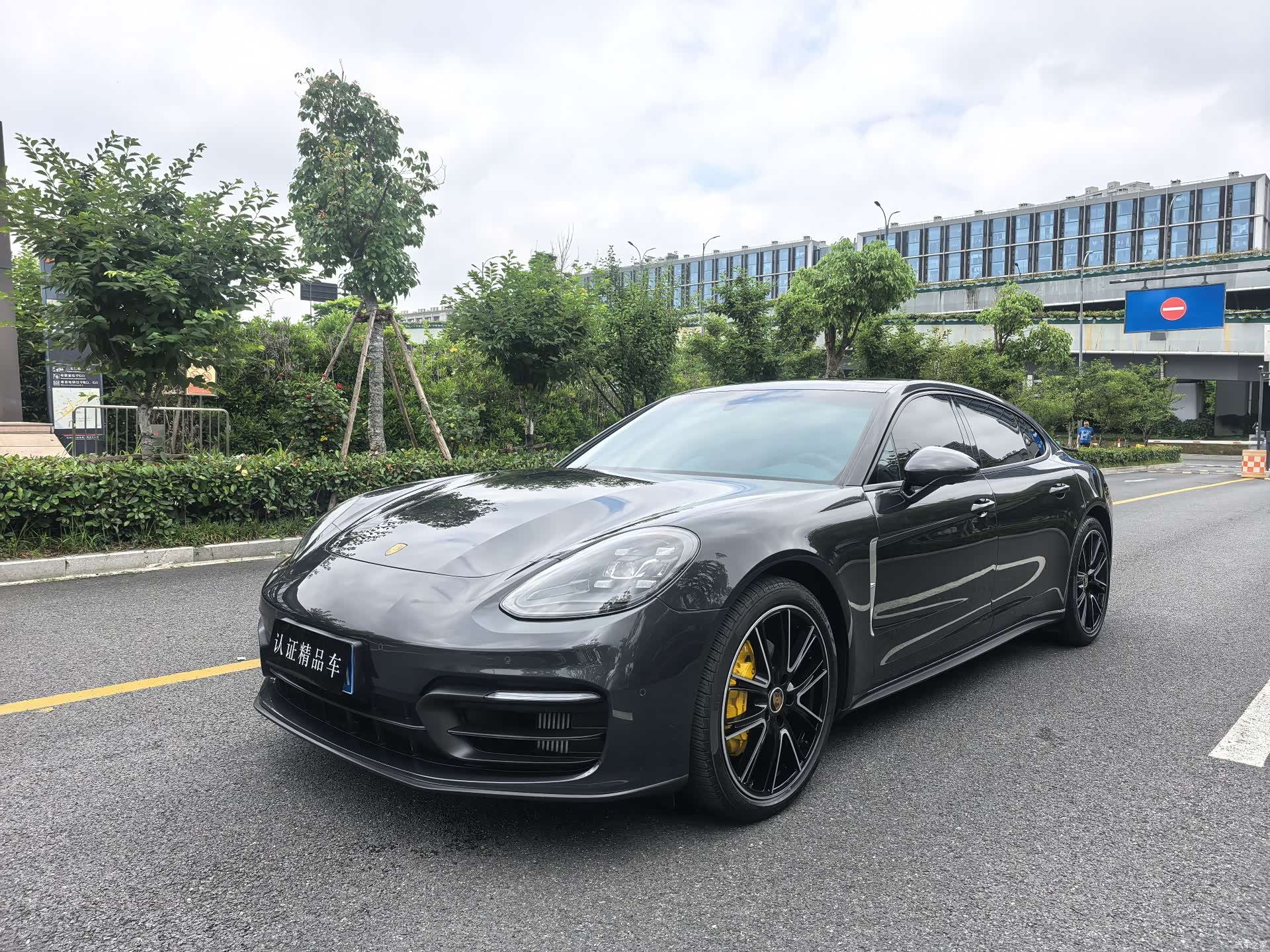 Porsche Panamera, 2022 1