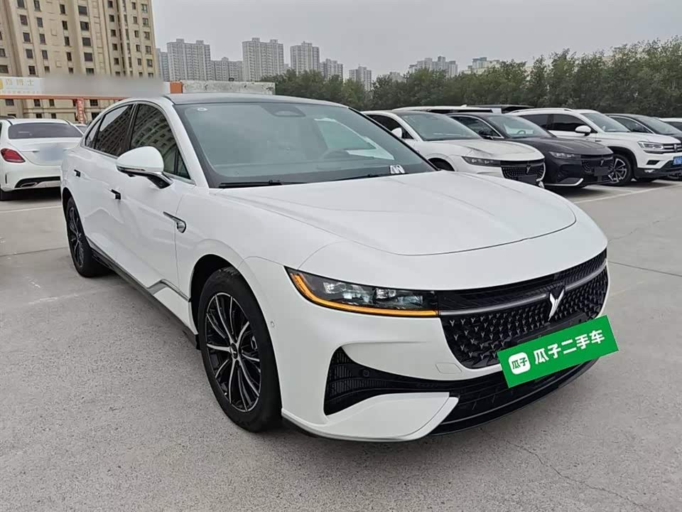 VOYAH Lantu chasing light