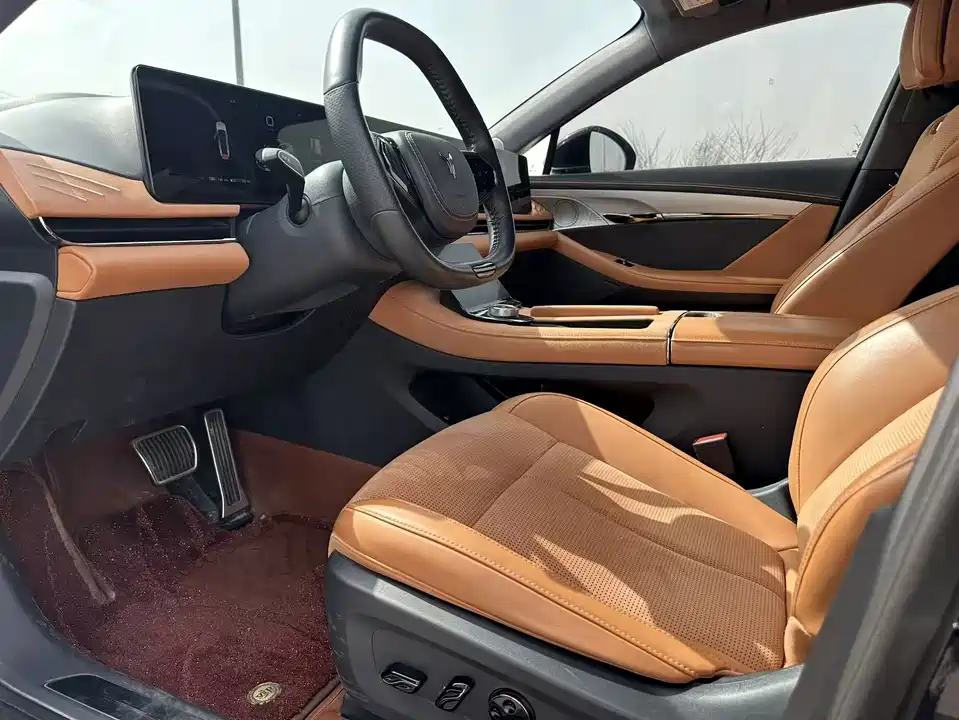 VOYAH Lantu chasing light