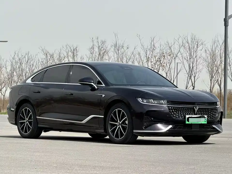 VOYAH Lantu chasing light