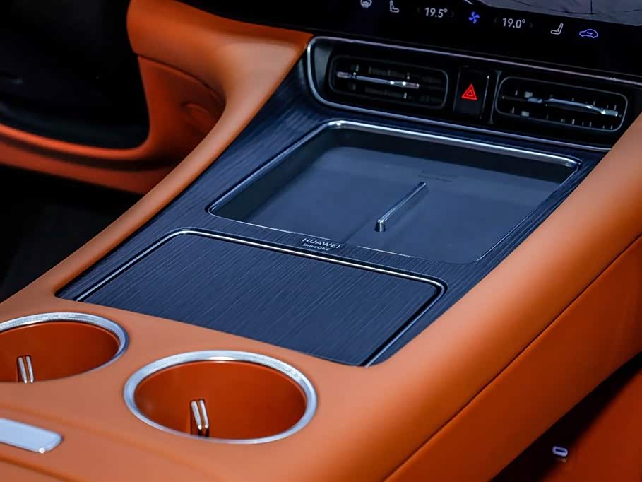 AITO Ask the world M8