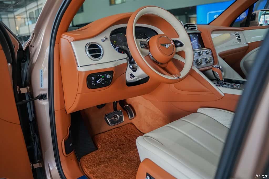 Bentley Bentayga, 2023 10