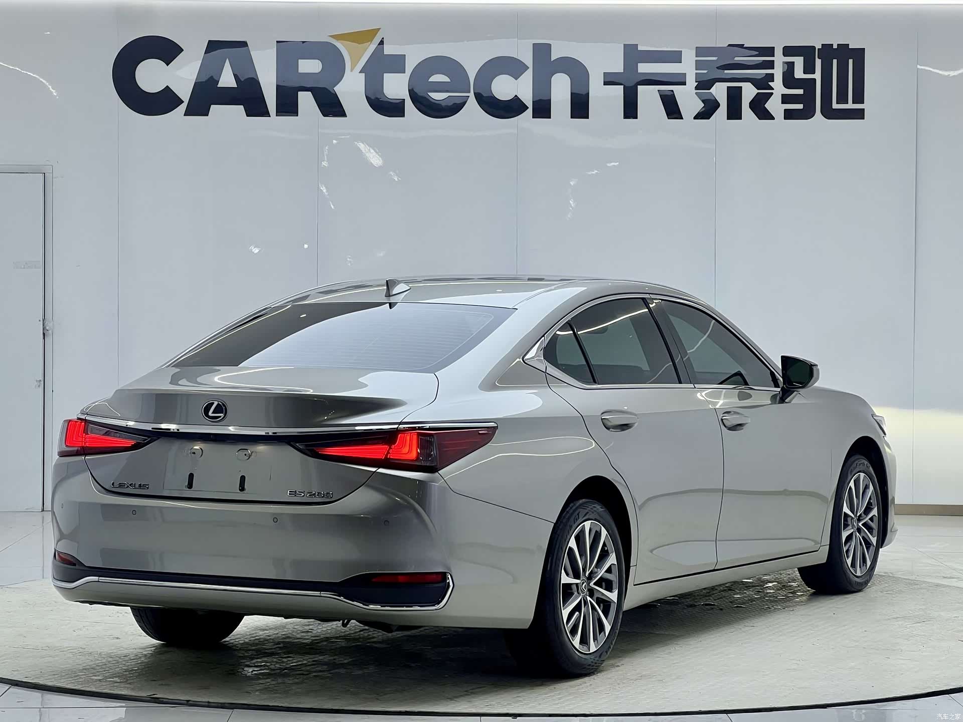 Lexus ES, 2022 3